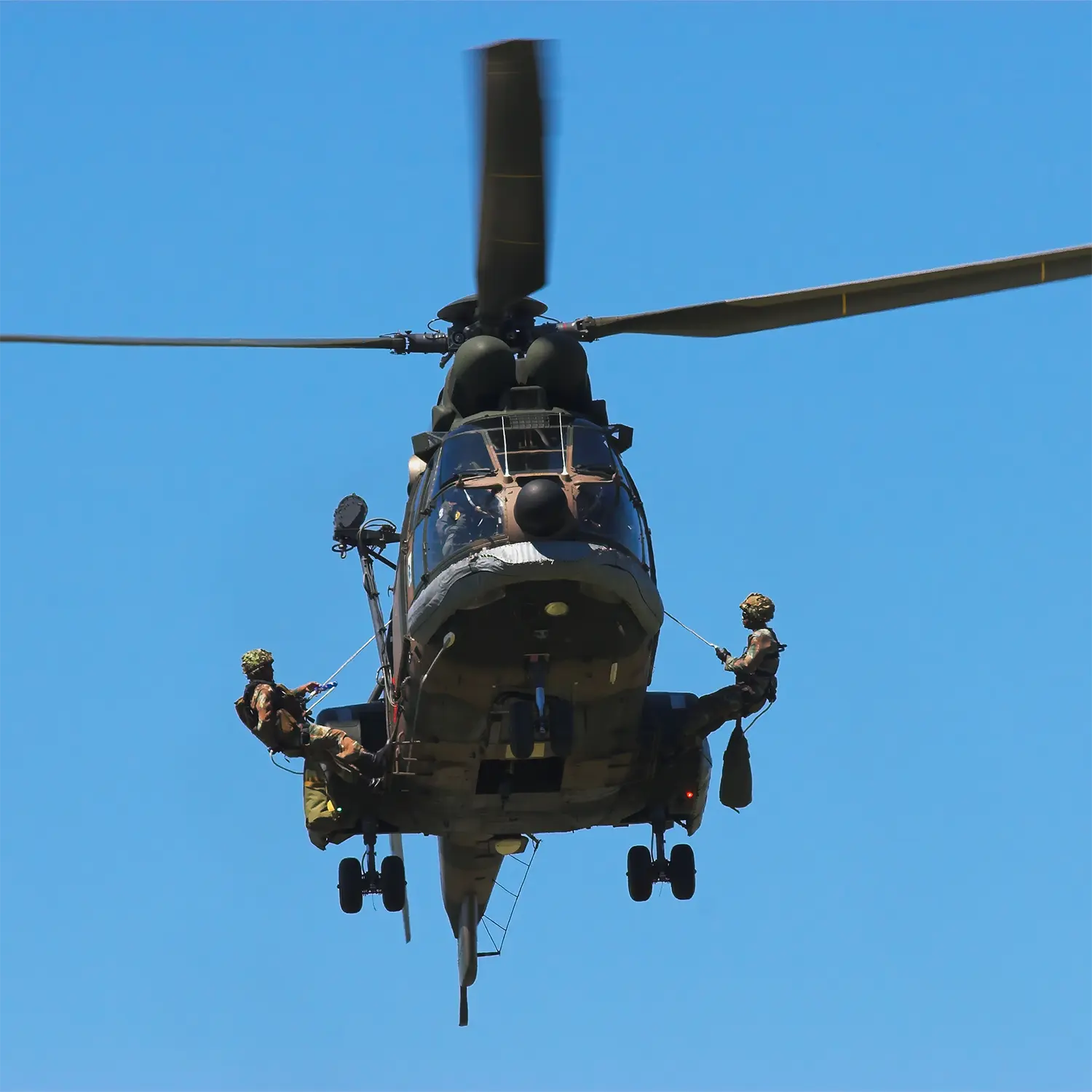 Helicopter with Army forces suspended from Tutus Static LSK Rope