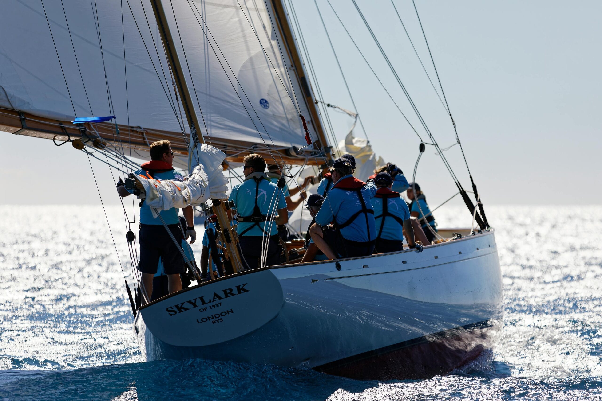 Traditional braided polyester rigging for classic yachts; UV-stable heritage ropes for restoration and regatta sailing.