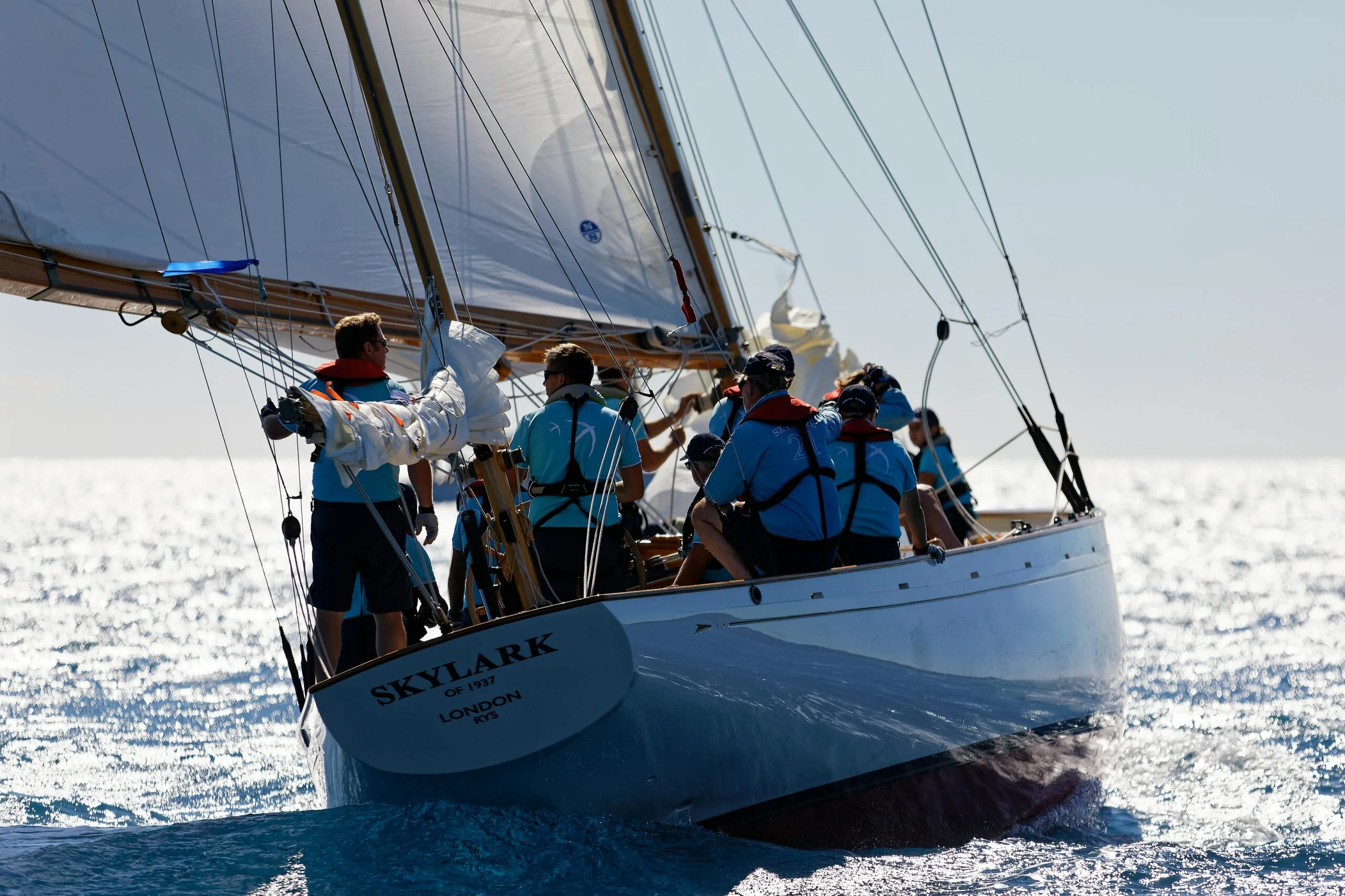 Traditional braided polyester rigging for classic yachts; UV-stable heritage ropes for restoration and regatta sailing.