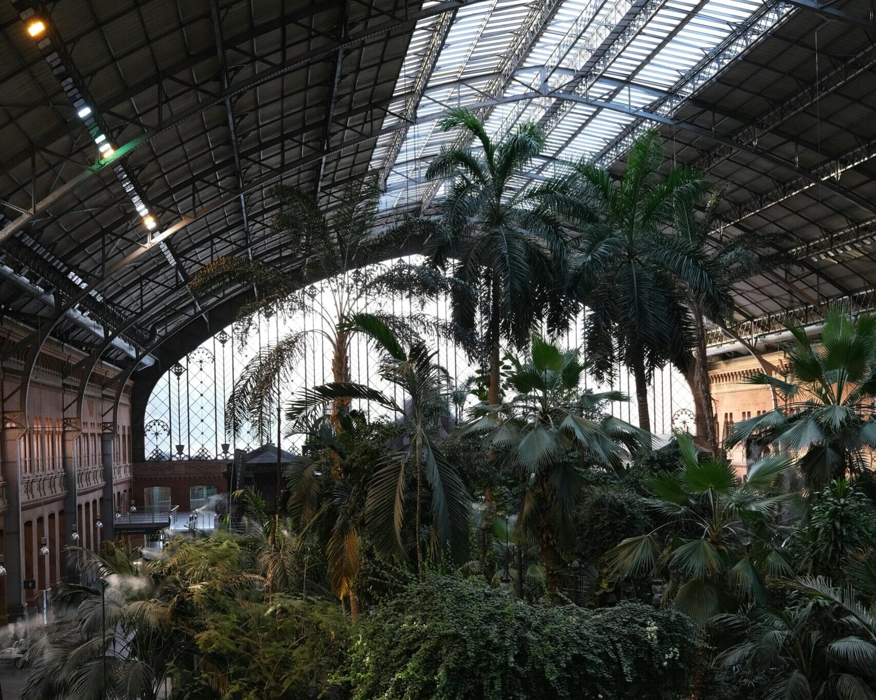 Zero-creep Dyneema DM20 architectural rigging for high-span atriums; UV-stable lines for foliage and structural support.