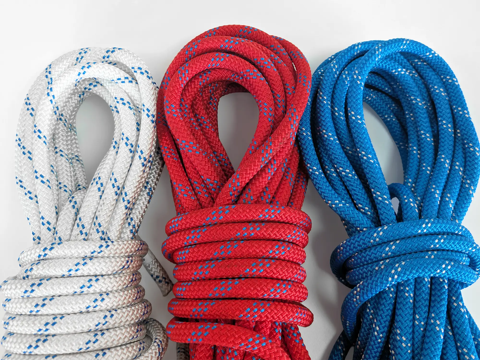 Tutus Static rope hanks in white, red and blue showing 32-plait nylon cover and kernmantle construction.