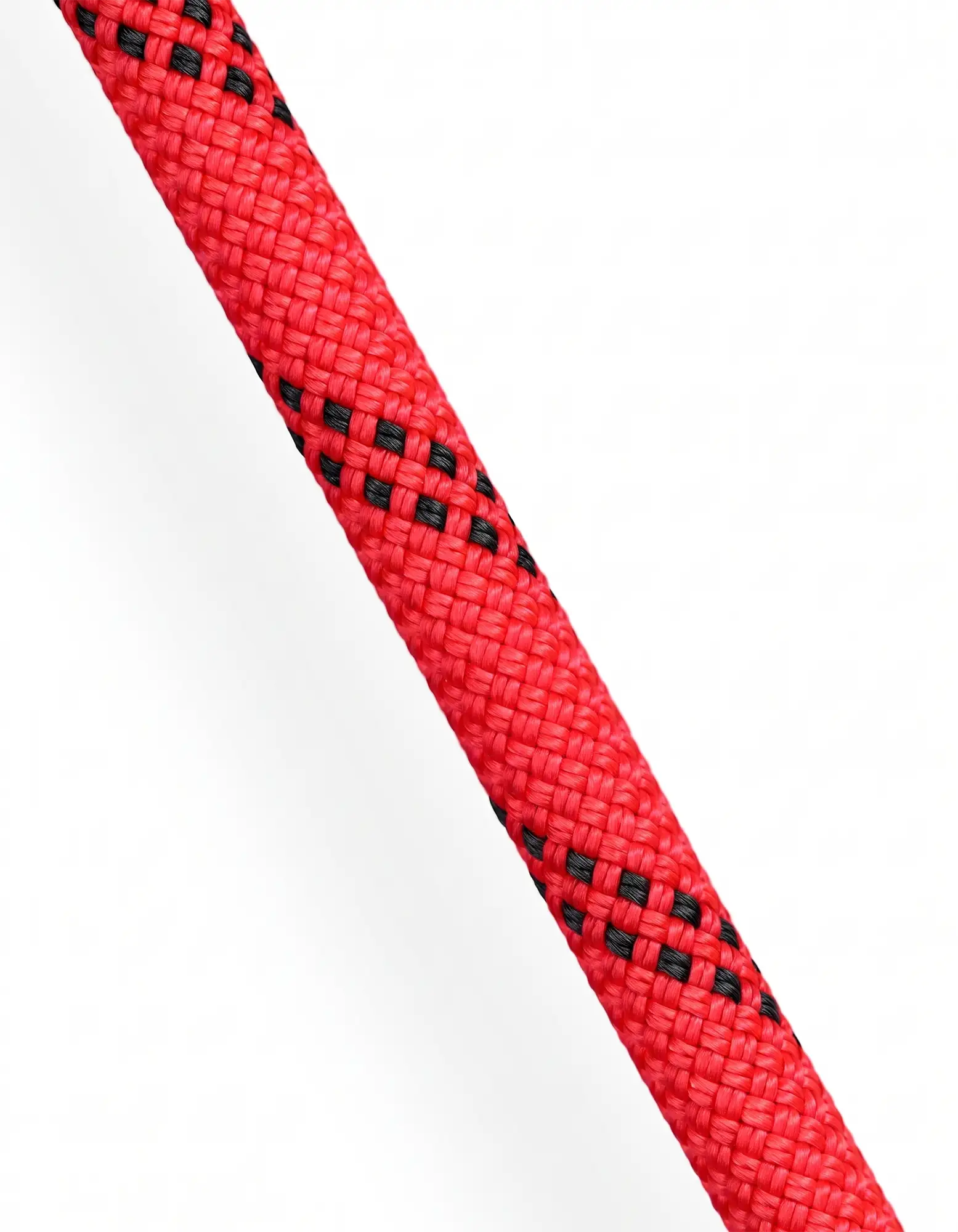 Tutus Dynamic nylon kernmantle cover close-up showing red and black braid pattern and 20-plait weave texture