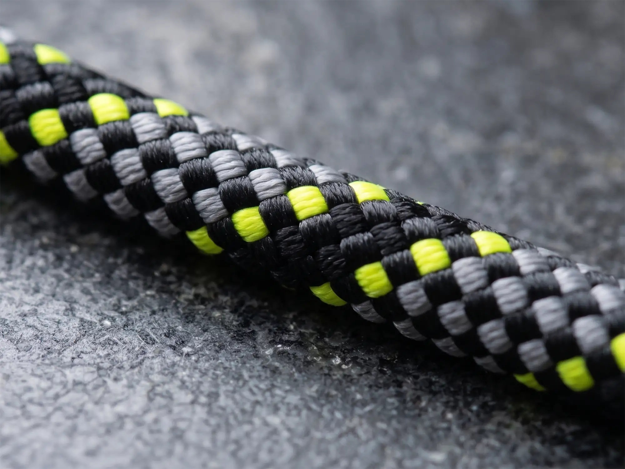 Tutus Wallaby AS4142.3 nylon static rope, black and neon yellow-green 32-plait kernmantle cover close-up